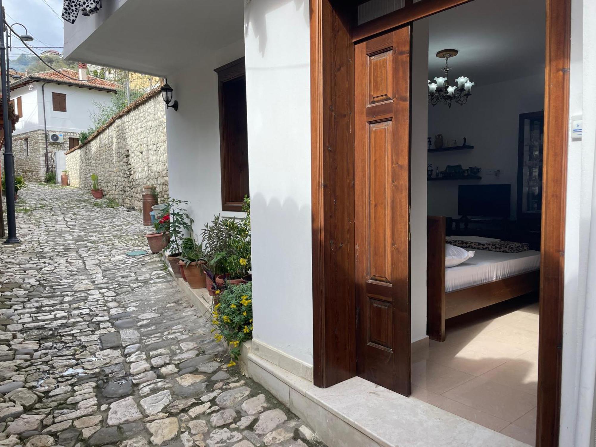 Apartment Altin In Old Town Berat Exterior foto